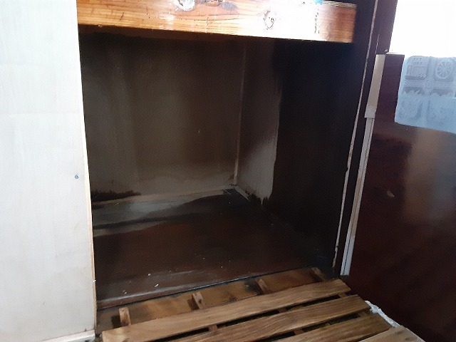 雨漏りしている押し入れ